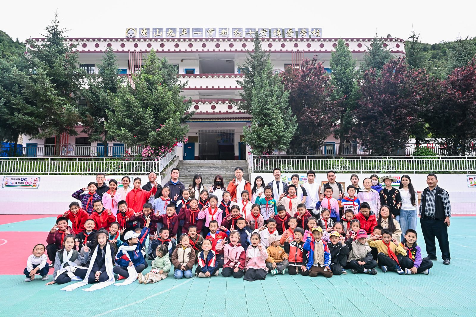 照臨基金會團隊與康山鄉學校師生合影